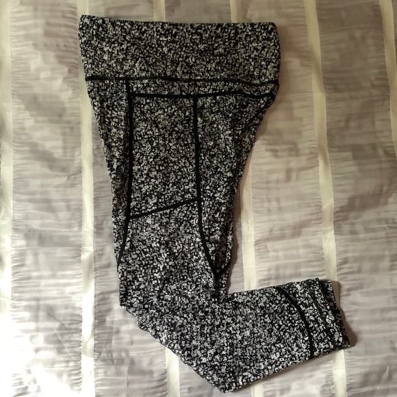 Zyia Active Mosaic Light N Tight Yoga Gym Capri sz 4 - Picture 2 of 5